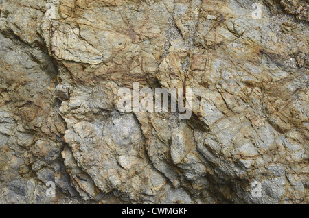 Cornwall - Hintergrundbild der Felsstruktur an der Küste in der Region zwischen Par Sands und Polkerris. Konzept "Fall on stony ground", Fehlergeologie. Stockfoto