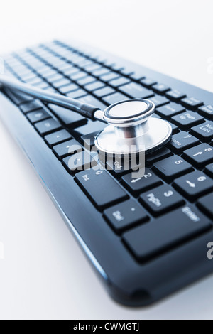 Stethoskop auf Computer-Tastatur Stockfoto