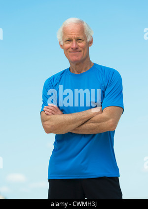 USA, New Jersey, Jersey City, Porträt von älteren Mann, der im freien Stockfoto