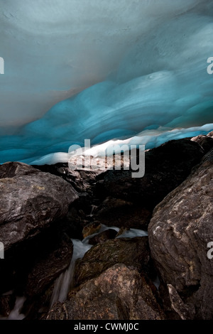 Blaue wellenförmige Eis Form (Gletscher) gegen ein Tal im Sajan-Gebirge. Wilde Natur in Sibirien. Republik Burjatien. Russland. Stockfoto