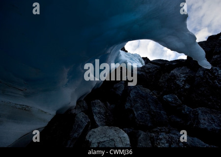 Blaue wellenförmige Eis Form (Gletscher) gegen ein Tal im Sajan-Gebirge. Wilde Natur in Sibirien. Republik Burjatien. Russland. Stockfoto