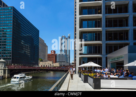 Restaurant-Terrasse mit Blick auf Chicago River mit Monroe Street Bridge hinter und Vergnügungsdampfer am Fluss, Chicago, Illinois, USA Stockfoto