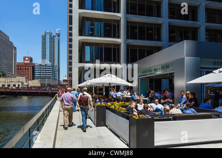 Büroangestellte mit Mittagessen auf der Terrasse des Restaurants am Chicago River mit Blick auf Monroe Street Bridge, Chicago, Illinois, USA Stockfoto