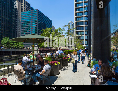 Büroangestellte mit Mittagessen auf der Terrasse des Restaurants am Chicago River mit Blick auf Monroe Street Bridge, Chicago, Illinois, USA Stockfoto