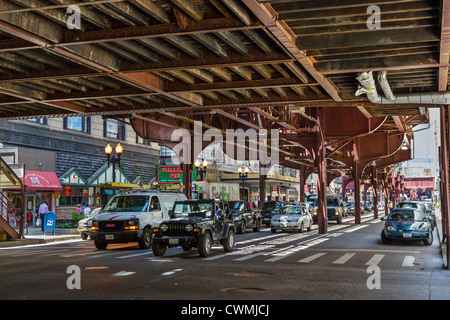 Trafic auf South Wabash Avenue unter "L" im Stadtteil Loop, Innenstadt von Chicago, Illinois, USA Stockfoto