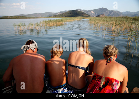 Rückansicht der Familie sitzen am Bug der touristischen Boot in der Nähe von Dalyan, Türkei; auf der Suche nach der Unechten Karettschildkröte Caretta Stockfoto