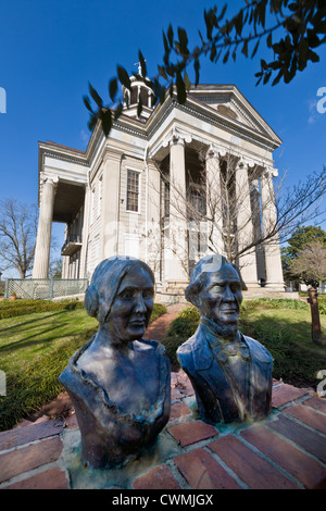 Old Courthouse Museum, Vicksburg, Mississippi, mit Büsten von Mr. und Mrs. Jefferson Davis Stockfoto