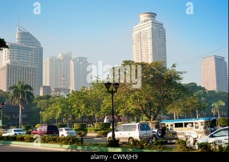 Morgen-Verkehr auf der Straße in Manila. Stockfoto