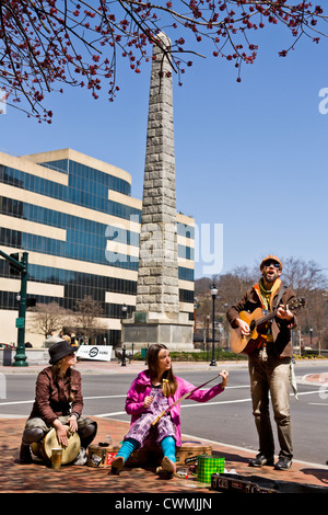 Straßenmusiker spielen auf Pack-Platz in Asheville, North Carolina Stockfoto