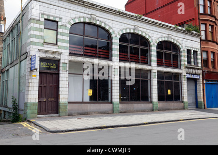 Botanic Gardens Garage aus dem frühen 20. Jahrhundert mit einer gefliesten Fassade, West End von Glasgow, Schottland, Großbritannien Stockfoto