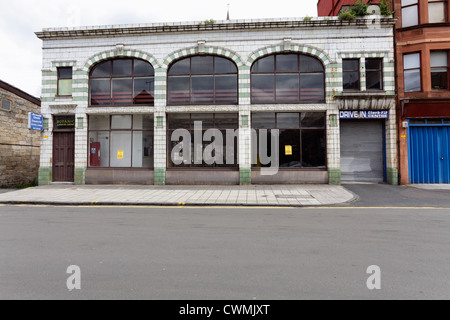 Botanic Gardens Garage aus dem frühen 20. Jahrhundert mit einer gefliesten Fassade, West End von Glasgow, Schottland, Großbritannien Stockfoto