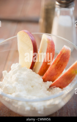 Obst-Dessert mit Schlagsahne Stockfoto