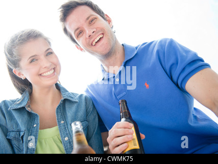 USA, New Jersey, Jersey City, glückliches junges Paar Bier zu trinken Stockfoto