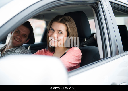 USA, New Jersey, Jersey City, glückliches junges Paar im Auto sitzen Stockfoto