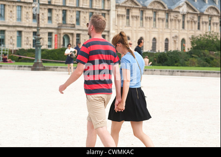 Paris, Frankreich - ein junges Paar außerhalb an einem Sommertag hand in hand gehen. Stockfoto