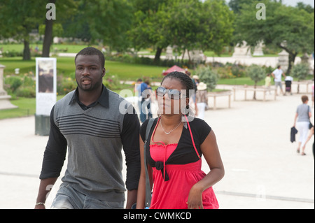 Paris, Frankreich - Juli 2012 - eine junge schwarze afrikanische Paare, die in einem öffentlichen Garten. Stockfoto