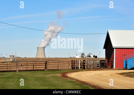 Kernenergie/Kühltürme des Byron Atomkraftwerk inmitten von landwirtschaftlichen Flächen potenziell gefährliche Quelle der Energie. Byron, Illinois, USA. Stockfoto