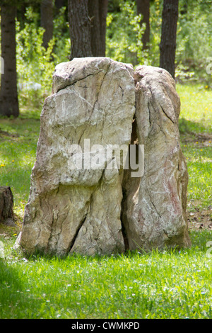 Einsame Felsen stehend in einem park Stockfoto