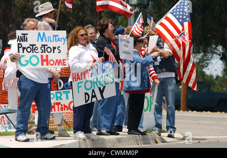 Pro militärische Masse Anhänger der US-Streitkräfte versammeln sich vor dem Eingangstor von Vandenberg Air Force Base (AFB) Kalifornien Stockfoto