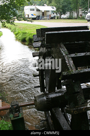 Das Wasserrad am Camping Clausensee, Clausen See, Waldfischbach-Burgalben, Pfälzer Wald, Rheintal, Deutschland Stockfoto