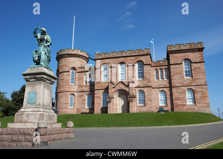 Inverness Castle und Flora Macdonald Statue Hochland Schottland, Vereinigtes Königreich Stockfoto