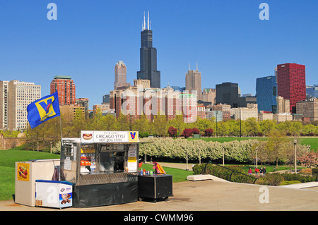 Chicago, Illinois, USA. Chicago ist berühmt für seine Maikulisse, darunter Seeufer, Skyline, Architektur und Hot Dogs. Stockfoto