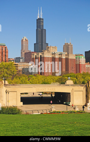 Willis Tower, Chicago (vormals Sears Tower) steigen über die Skyline der Stadt und die massive Hilton Hotel & Towers. Chicago, Illinois, USA. Stockfoto