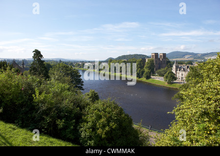 Blick hinunter auf den Fluss Ness fließt durch Inverness City vorbei an St. Andrews Cathedral Hochland Schottland, Vereinigtes Königreich Stockfoto