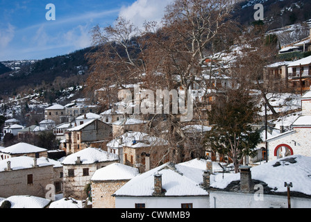 Bergdorf Pinakates mit schneebedeckten Häusern im Winter (Halbinsel Pilion, Thessalien, Griechenland) Stockfoto