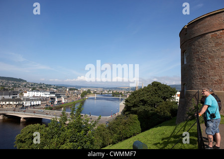 Touristen auf der Suche nach unten über den Fluss Ness fließt durch Inverness Stadt Highland Schottland, Vereinigtes Königreich Stockfoto