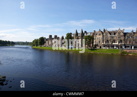 Ness walk durch Fluss Ness fließt durch Inverness Stadt Highland Schottland, Vereinigtes Königreich Stockfoto