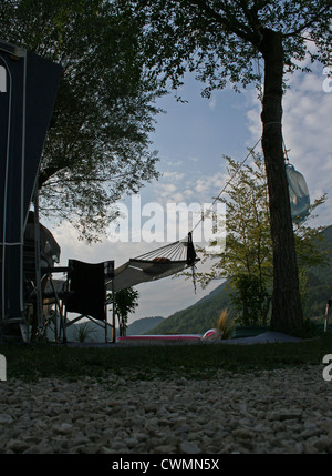 Zelt und Hängematte am Levico See am Camping Levico, Trentino, Italien Stockfoto