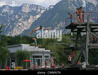 Sprungbrett und Schwimmer am Levico See am Camping Levico, Trentino, Italien Stockfoto