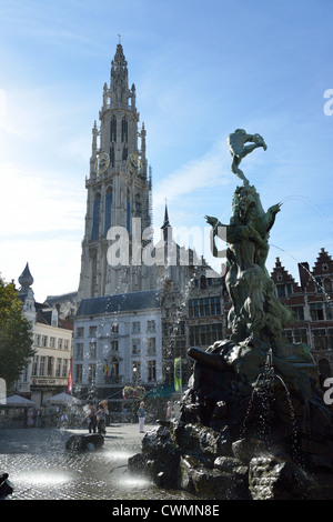 Statue von Brabo und der Riese Hand und Kathedrale von Antwerpen, Antwerpen, Provinz Antwerpen, Grote Markt, die flämische Region, Belgien Stockfoto