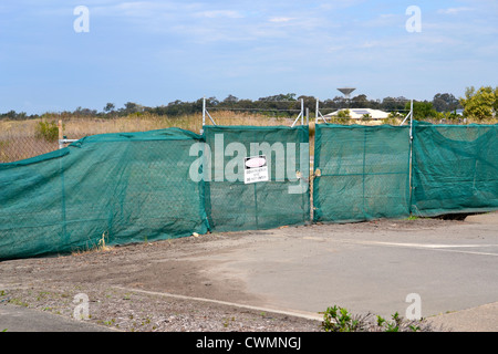 Baustelle eingezäunt mit Stahlzaun eingehüllt in grüne Netz Stockfoto