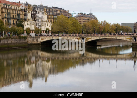 Maria Cristina Brücke Fluss Urumea in San Sebastian Stockfoto