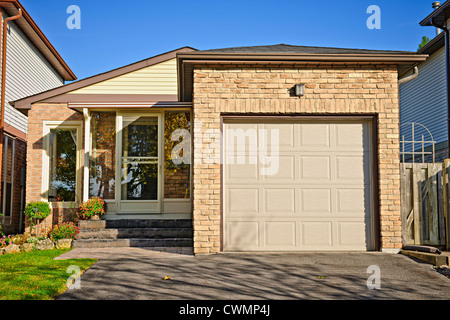 S kleine Bungalow Haus mit Einzelgarage Stockfoto