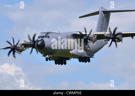 Airbus A400M Atlas auf landeanflug an RAF Fairford. Das Transportflugzeug A400M von Airbus Military gebaut. Stockfoto