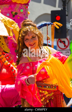 Frau in der 2012-Sommer-Sonnenwende-Parade in "Santa Barbara", California Stockfoto