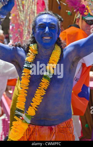 Blauer Mann bei der 2012 Summer Solstice Parade in "Santa Barbara", California Stockfoto
