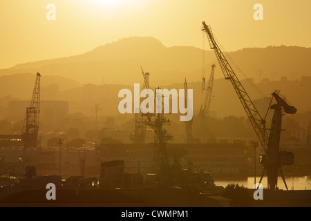 Industriekrane in Toulon Hafen bei Sonnenuntergang, Frankreich Stockfoto