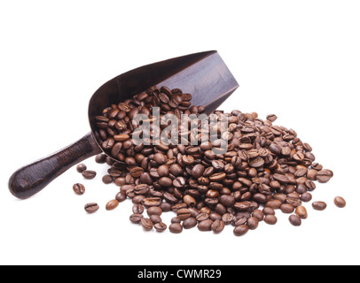 Schaufel mit Kaffeebohnen verstreut daraus auf weißem Hintergrund Stockfoto