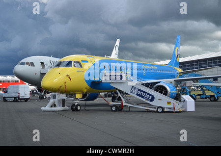 Embraer ERJ-190-100 in den Farben der Aerosvit Ukrainian Airlines auf dem Display auf der Farnborough International Airshow 2012 Stockfoto