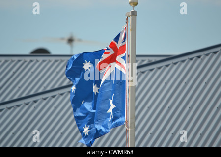 Australische Flagge im Wind nach hinten Stockfoto