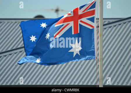 Australische Flagge im Wind nach hinten Stockfoto