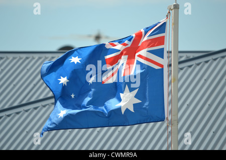 Australische Flagge im Wind nach hinten Stockfoto