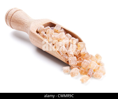 hölzerne Schaufel mit karamellisiertem Zuckerkristalle isoliert auf weiss Stockfoto