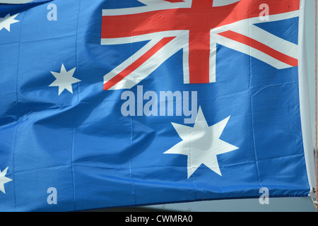 Australische Flagge im Wind nach hinten Stockfoto