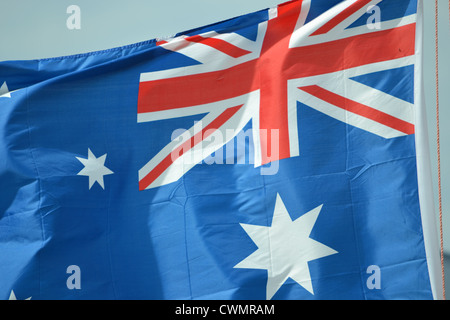 Australische Flagge im Wind nach hinten Stockfoto