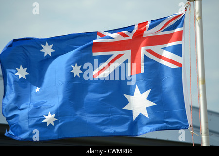 Australische Flagge im Wind nach hinten Stockfoto